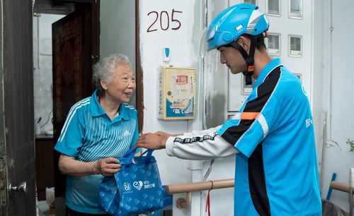 餓了么藍(lán)騎士仲夏夜舉措升級(jí) 暖新餐已覆蓋23城，惠及150萬(wàn)人次騎士